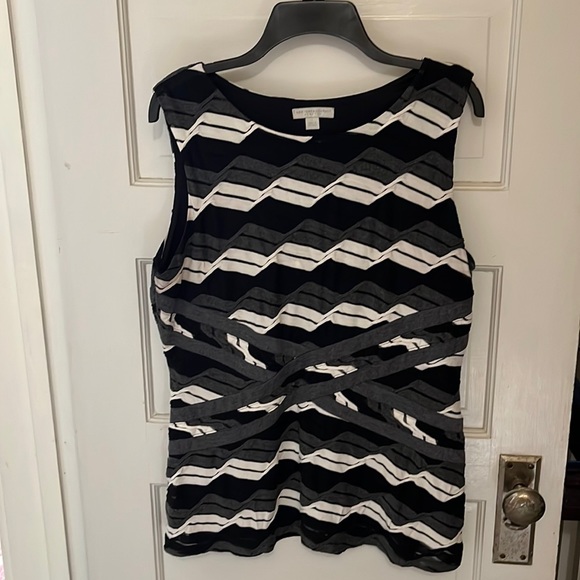 Sleeveless blouse with nice pattern - Picture 1 of 8